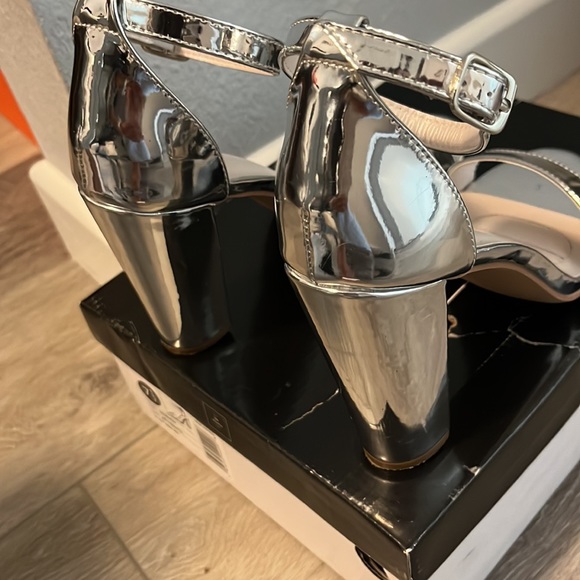 DB Studio Celina34 Metallic Silver heels 4”. - Picture 4 of 6